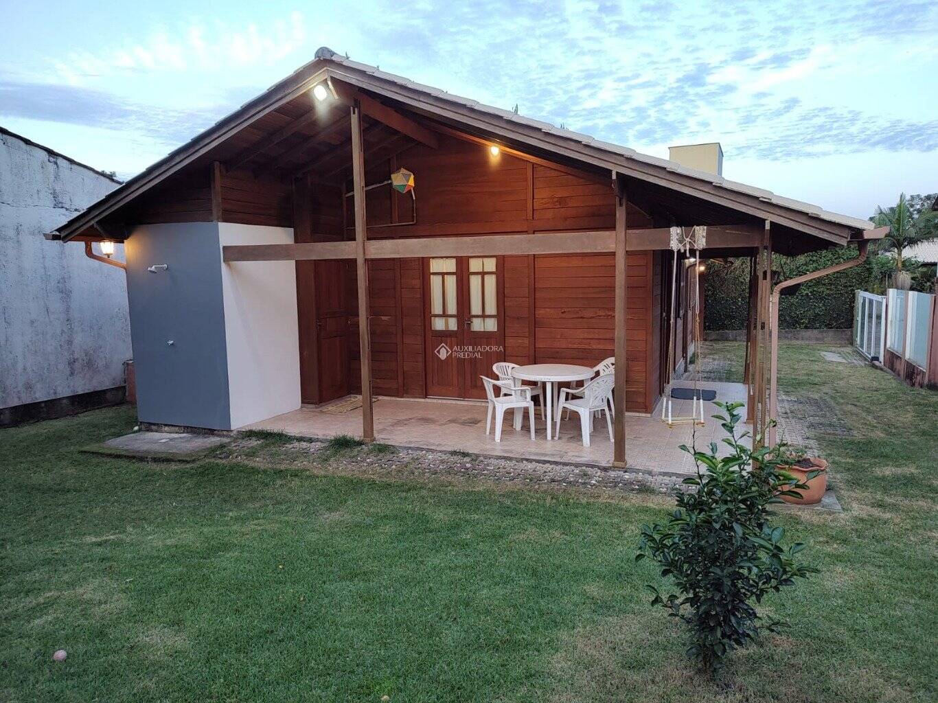 Casa à venda com 3 quartos, 100m² - Foto 1